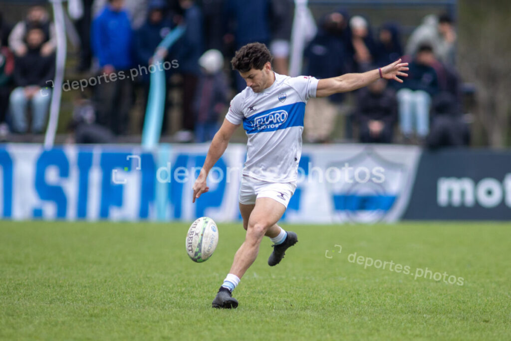 Jugador de rugby ejecutando una patada durante un partido